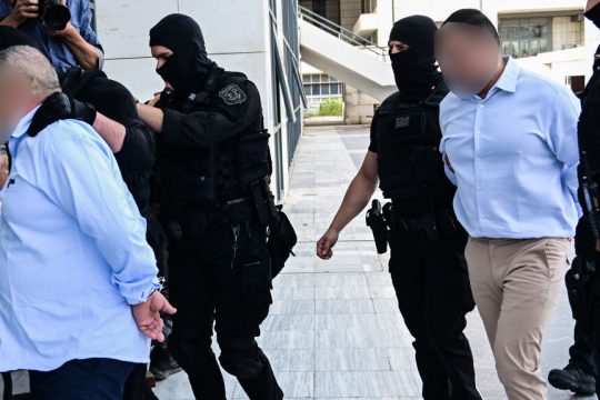 Οι δύο κατηγορούμενοι οδηγούνται στο δικαστήριο κατά την έναρξη της δίκης